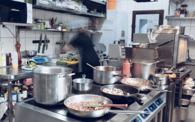 Stalowe wyposażenie kuchni. Jakie są rodzaje stali w meblach gastronomicznych?